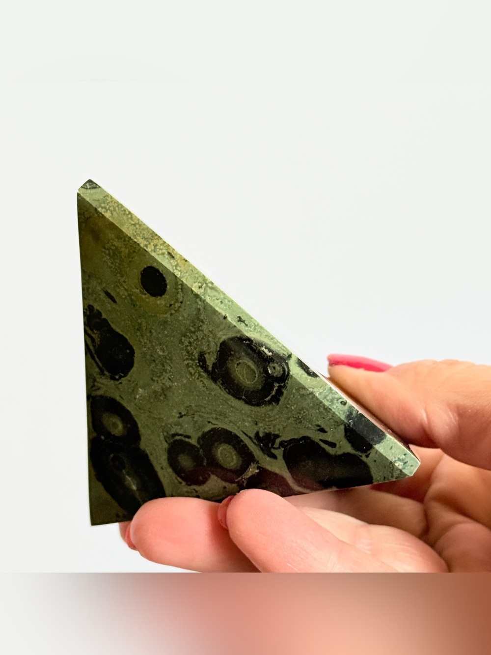 Kambaba Jasper Pyramid – Deep Green Orbicular Pattern Polished Stone 439g - Picture 5 of 8